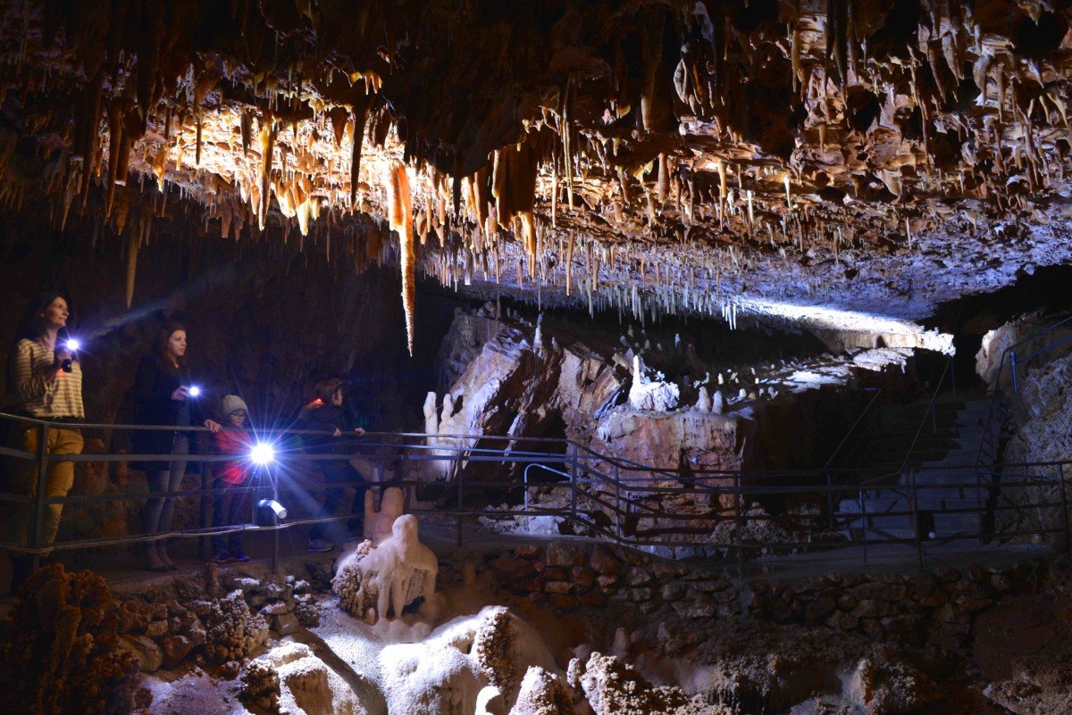 Grotte Aven Forestière lampes frontales en famille