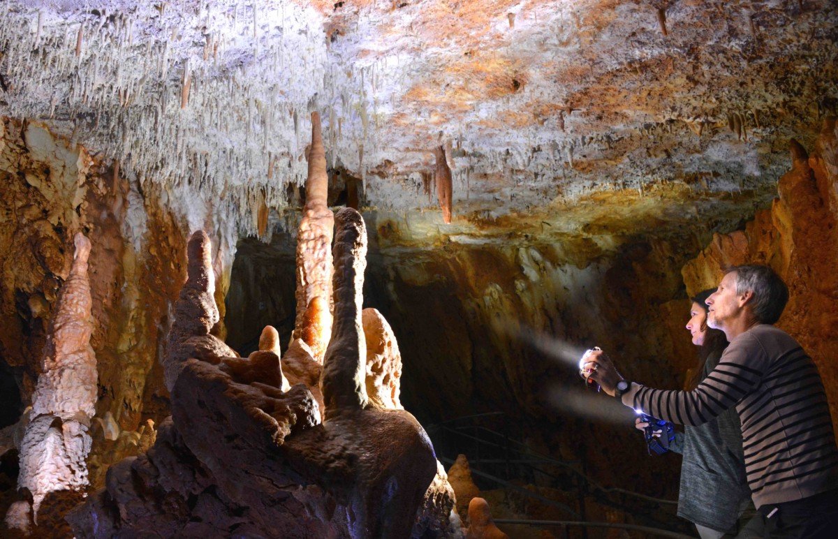 Grotte Aven Forestière entrée éclairage sur stalagmites