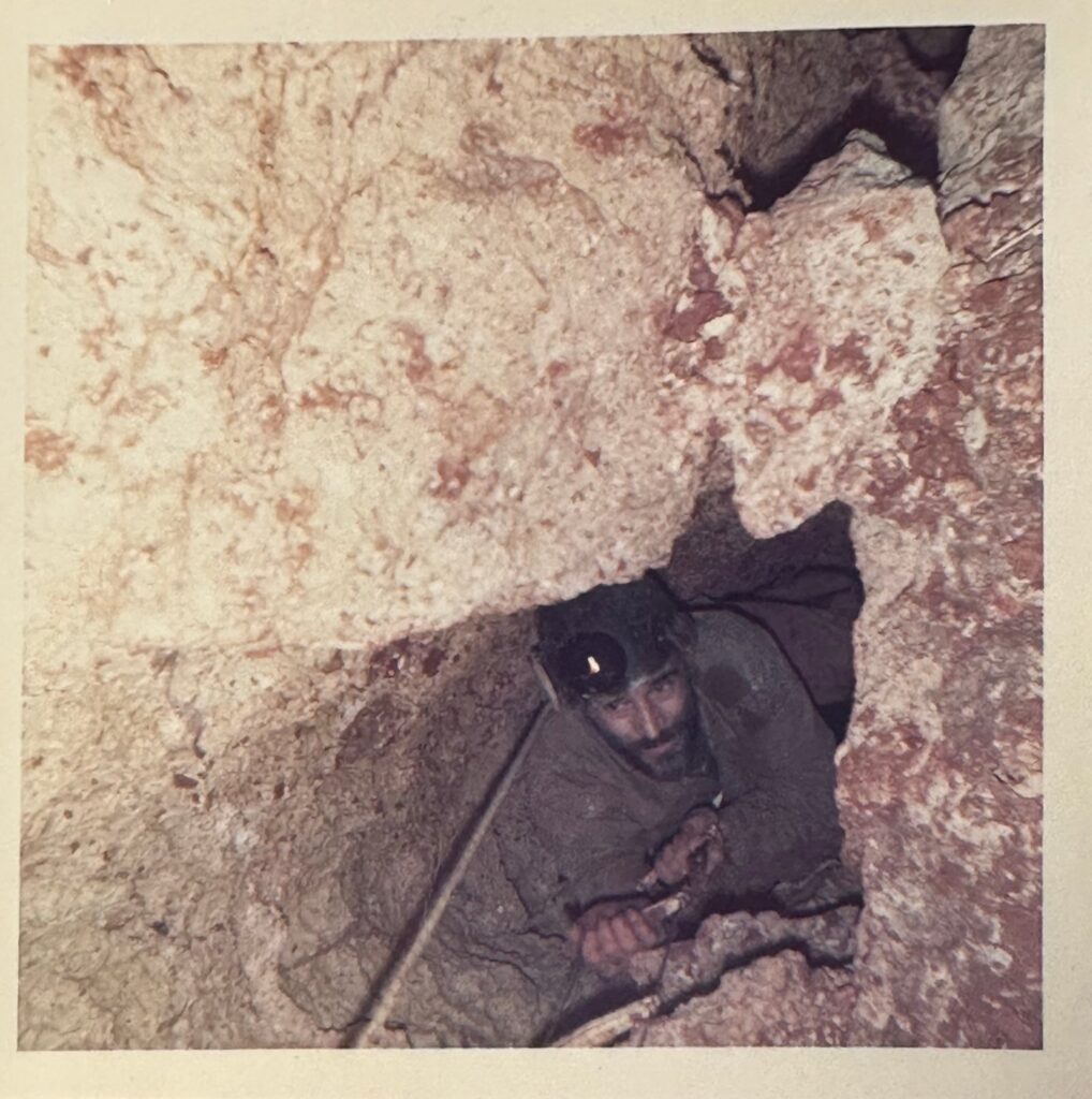 Spéléologue lors de la découverte de la Grotte Aven Forestière - Ardèche