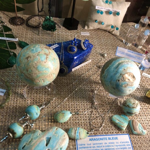 Grotte-aven-forestière-aragonite-bleue-rare