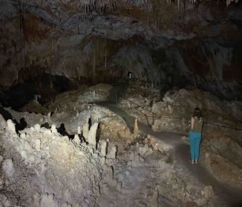 Aven grotte forestière cheminement sécurisé