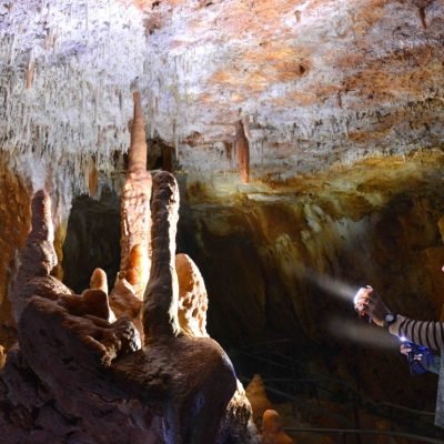Grotte Aven Forestière entrée éclairage sur stalagmites