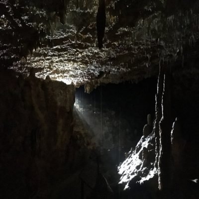 Aven grotte forestière éclairage