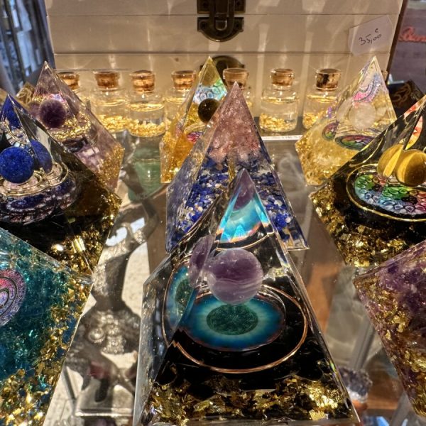 Grotte-aven-forestière-orgonites