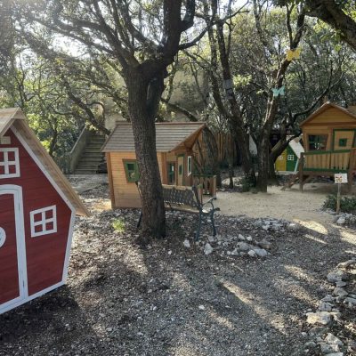 Grotte-aven-forestière-Village-de-maison-en-bois-pour-enfants