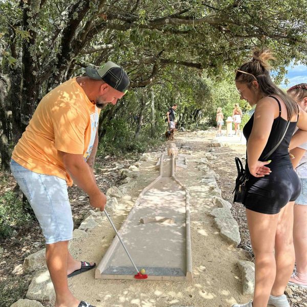 Mini-Golf-Grotte-forestiere-ombragee