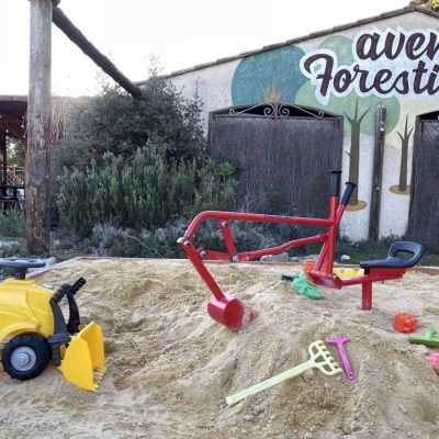 Grotte-aven-forestière-Bac-à-sable-et-jeux-tractopelle