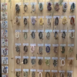Grotte forestière et ses mille bracelets artisanaux fabriqués par nos soins