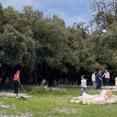 Grotte-Aven-Forestière- mini-golf-en-famille