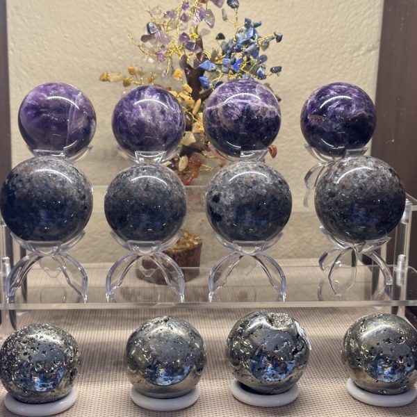 Grotte-aven-forestière-boules-minéraux-améthyste-pyrite-yoperlite