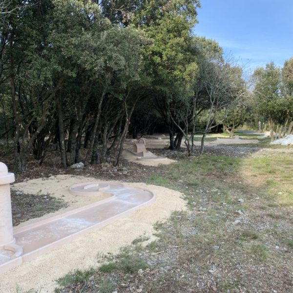 Mini-golf-grotte-forestiere-construit